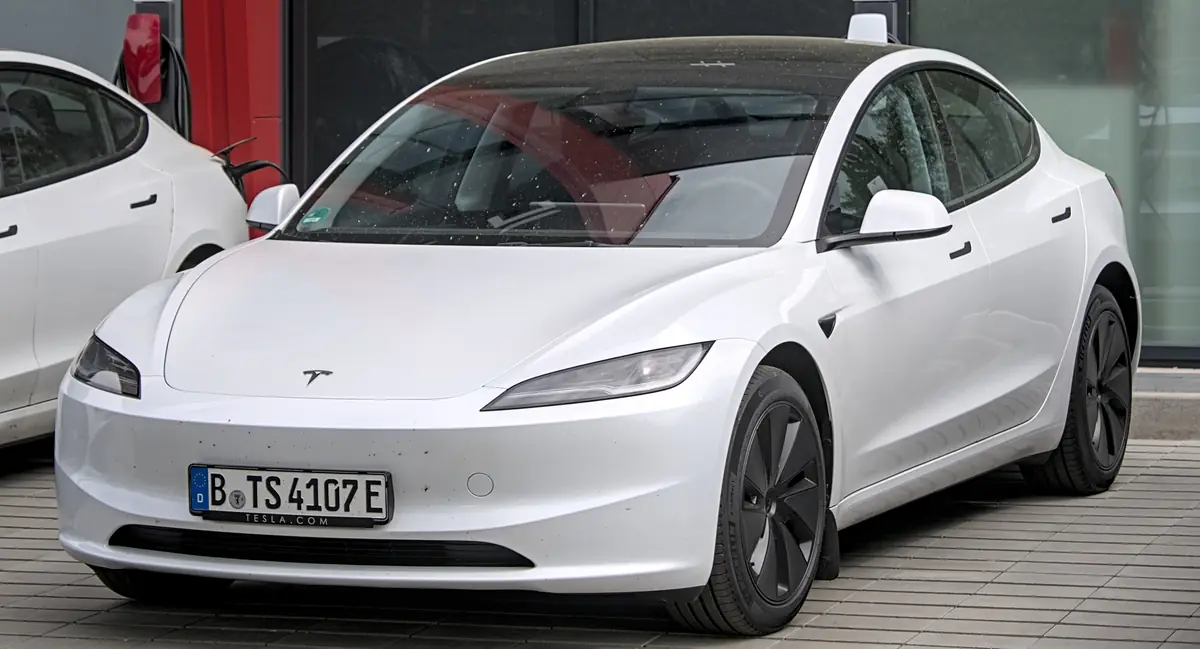 Белая Tesla Model 3 — электромобиль